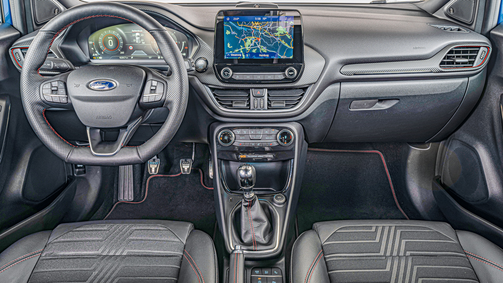 To ταμπλό του Puma αλλάζει χρώμα ανάλογα το επιλεγμένο mode οδήγησης. Διαθέτει ένα ψηφιακό πίνακα οργάνων 12,3 ίντσες για τον οδηγό και μια οθόνη αφής